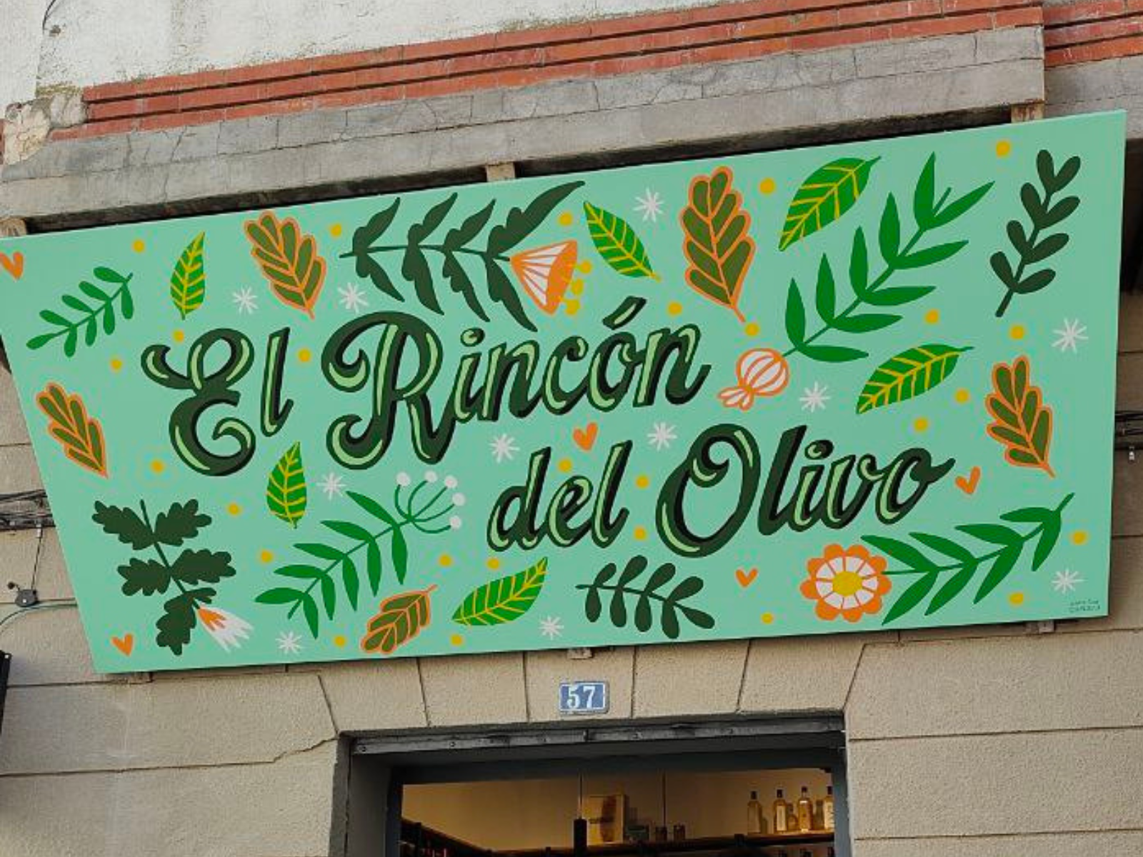 Desde la plaza de la Iglesia de Oliete, en Teruel, se alza un rincón que combina tradición y modernidad: El Rincón del Olivo de Apadrinaunolivo.org. Este espacio vibrante no solo es un punto de encuentro, sino también un escaparate de los sabores más auténticos de la huerta y los productos tradicionales de la región. Bajo la gestión de Claudio, el bar se ha convertido en un referente gastronómico que celebra la riqueza de la tierra y el buen gusto.