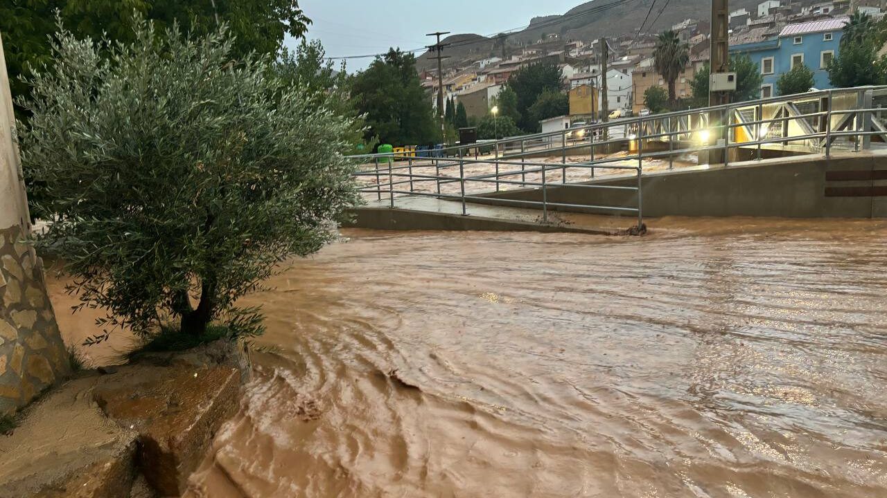 El agua a su paso por Oliete, anegando la vega del rio.