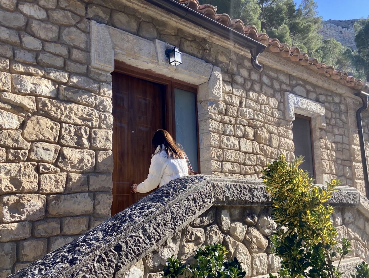 La casa del padrino se ubica en la entrada del pantano de Cueva Foradada, en Oliete