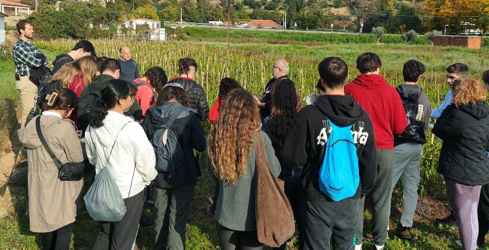 Grupo de estudiantes durante una visita junto a Víctor Vidal