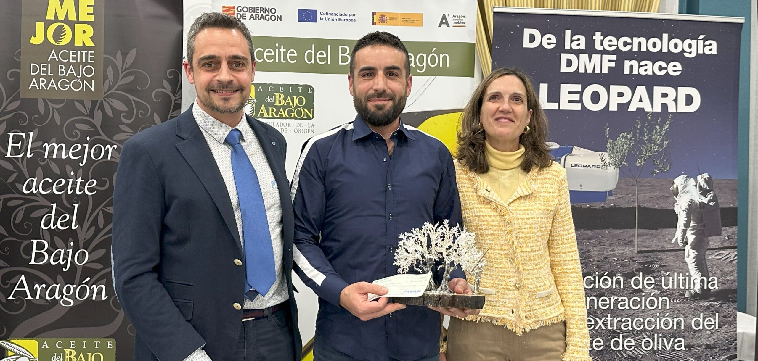 Carlos Blanco, maestro de almazara de Apadrinaunolivo.org, durante tras recoger el tercer premio de la DOP Aceite del Bajo Aragón./ E.C.