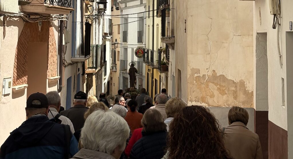 Procesión con San Isidro por las calles de Oliete./ A.M.