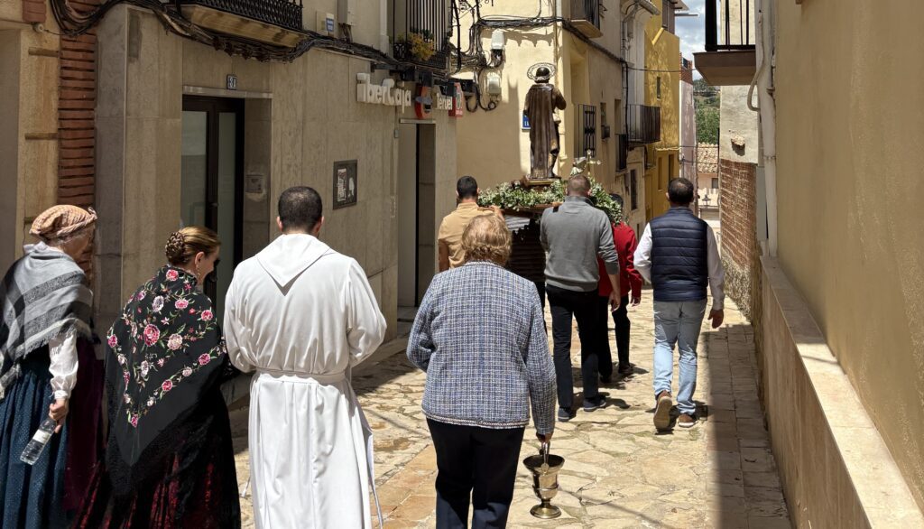 Procesión con San Isidro por las calles de Oliete./ A.M.