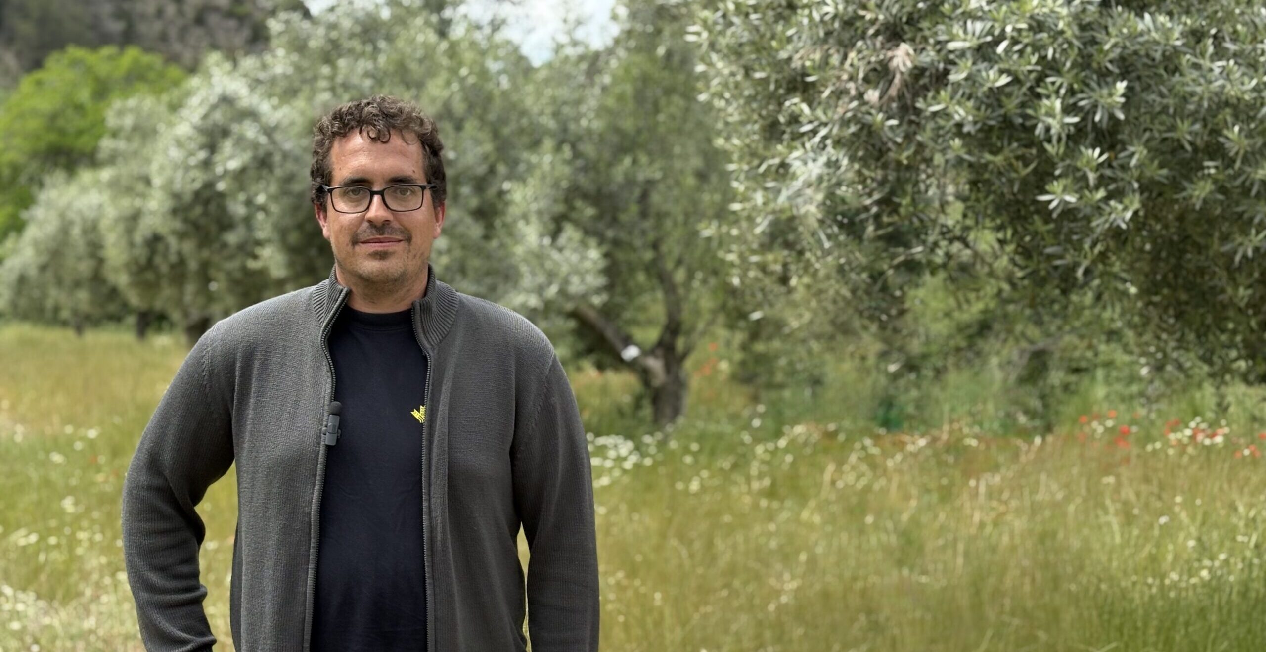 David Gracia en el campo donde se instalará el riego inteligente del proyecto Smart Aqua./ A.M.