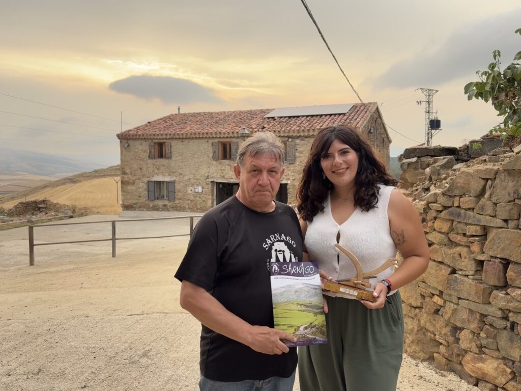 José Mari Carrascosa, presidente de la Asociación de Amigos de Sarnago, junto a Teresa Sancho, responsable de Gestión de Apadrinaunolivo.org en Sarnago (Soria)./ A.M.