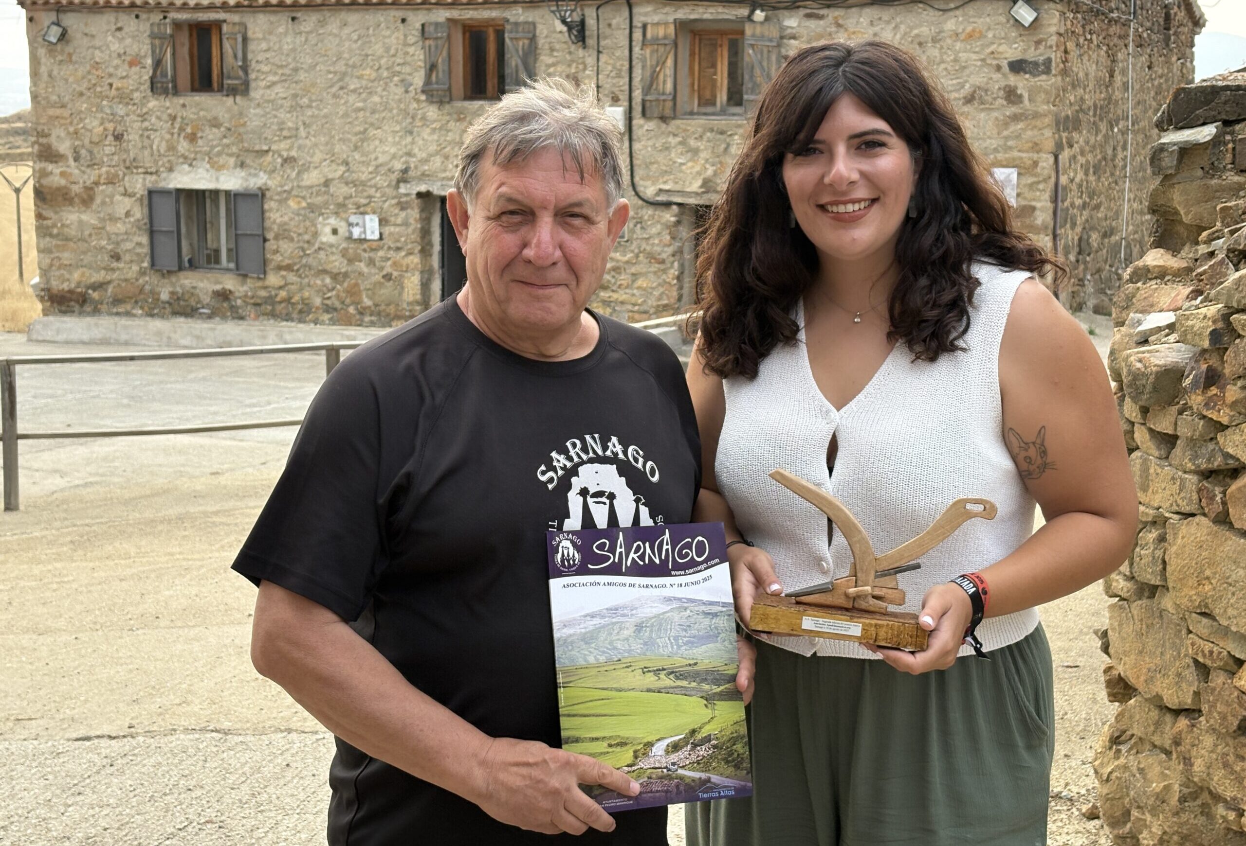 José Mari Carrascosa, presidente de la Asociación de Amigos de Sarnago, junto a Teresa Sancho, responsable de Gestión de Apadrinaunolivo.org en Sarnago (Soria)./ A.M.