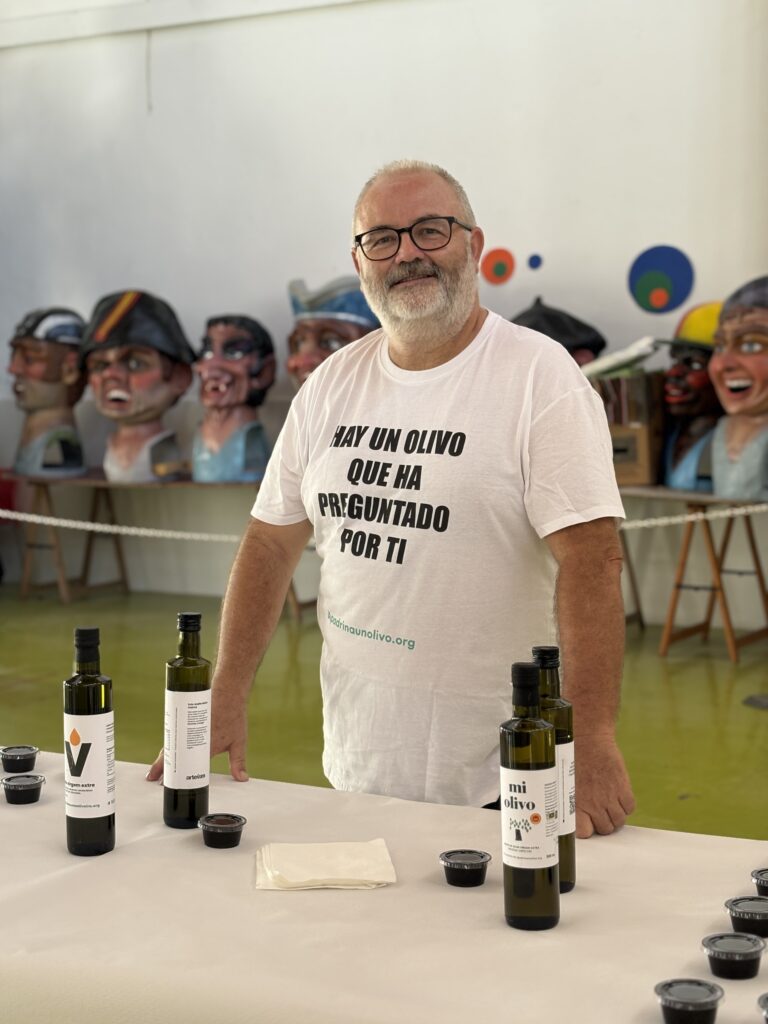 Víctor Vidal, gestor agrario de Apadrinaunolivo.org, minutos antes de la cata de aceite de oliva en el VII Curso de Periodismo de Alcañiz./ A.M.