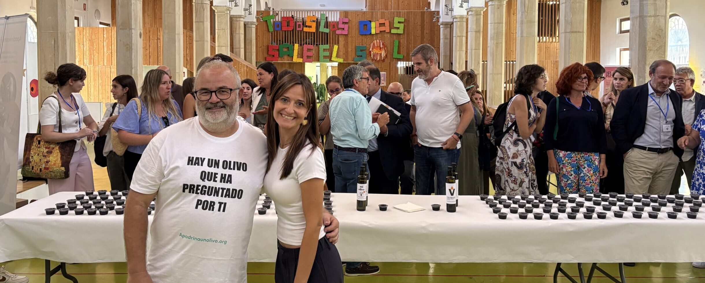 Víctor Vidal y Erika Casaña, de Apadrinaunolivo.org, durante la cata de AOVE del VII Curso de Periodismo de Alcañiz./ A.M.