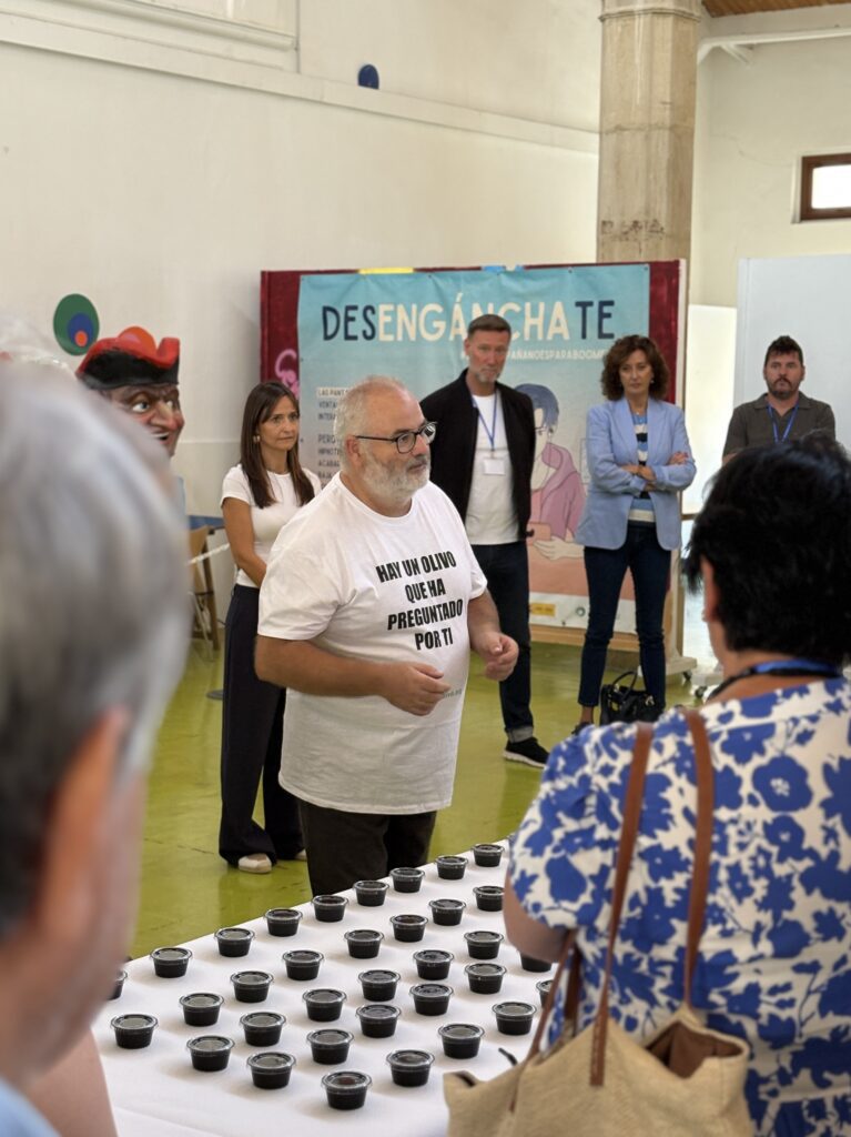 Víctor Vidal, gestor agrario de Apadrinaunolivo.org, durante la cata de aceite de oliva en el VII Curso de Periodismo de Alcañiz./ A.M.