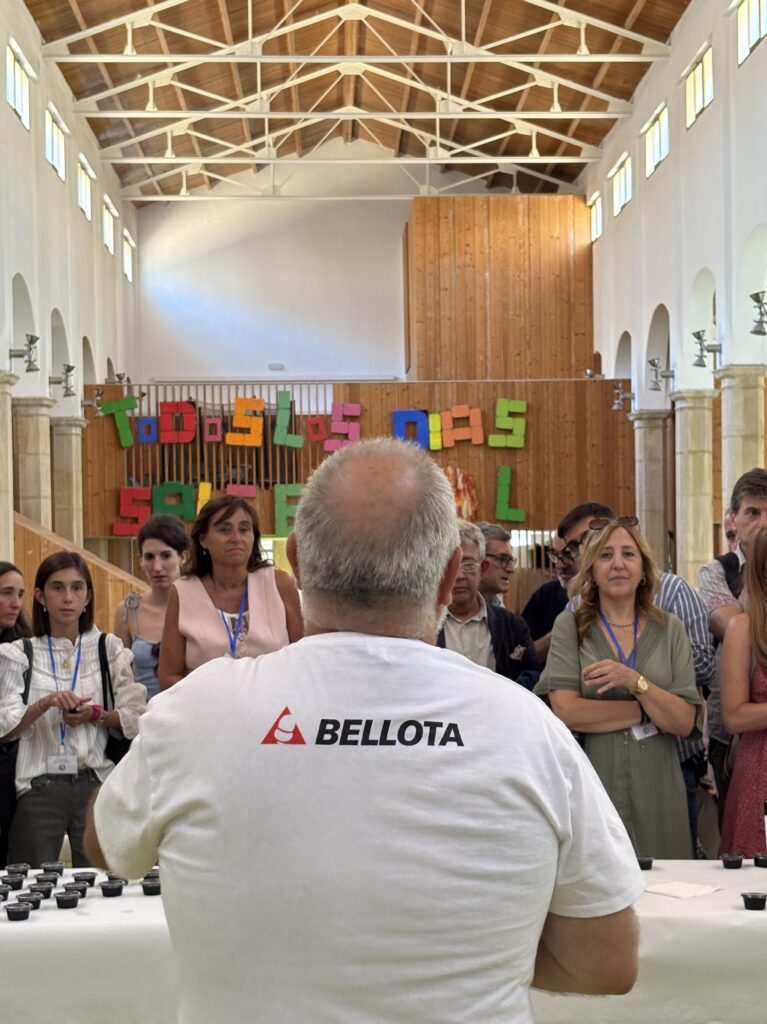 Víctor Vidal, gestor agrario de Apadrinaunolivo.org, durante la cata de aceite de oliva en el VII Curso de Periodismo de Alcañiz./ A.M.