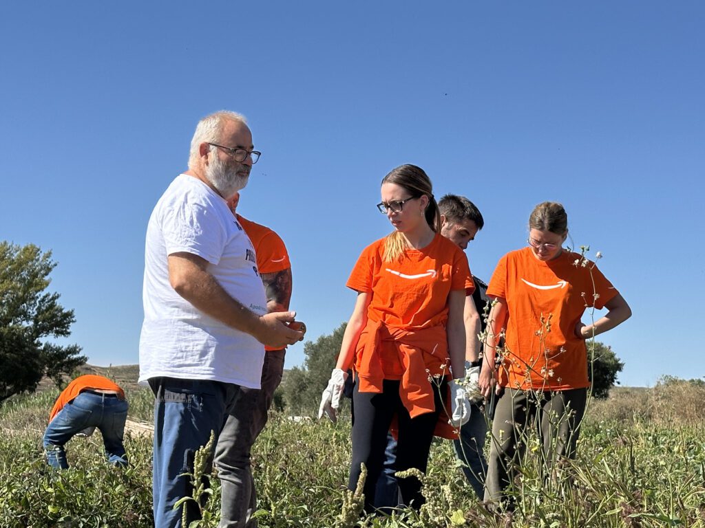 Voluntarios de Amazon en las huertas junto a Víctor.