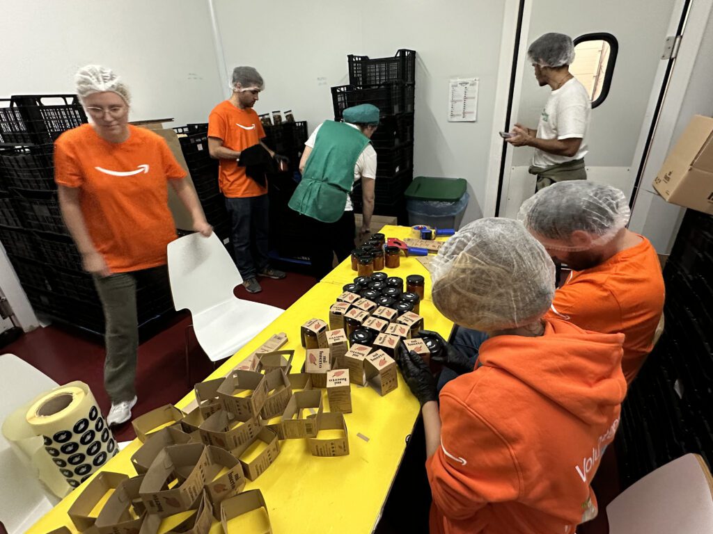 Etiquetando productos en la conservera de Alacón junto a Pili.