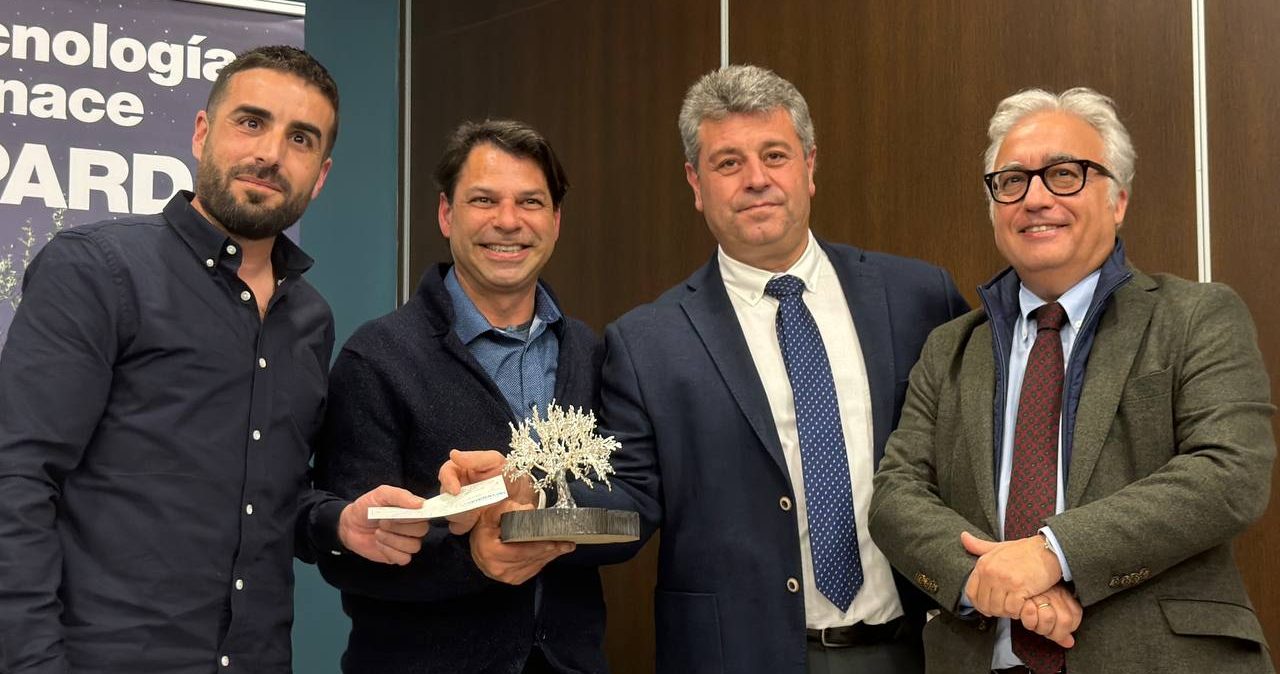 Carlos Blanco y Jaime Grimaldo durante la recepción del premio al Mejor Aceite de Oliva Virgen Extra de la DOP Bajo Aragón./