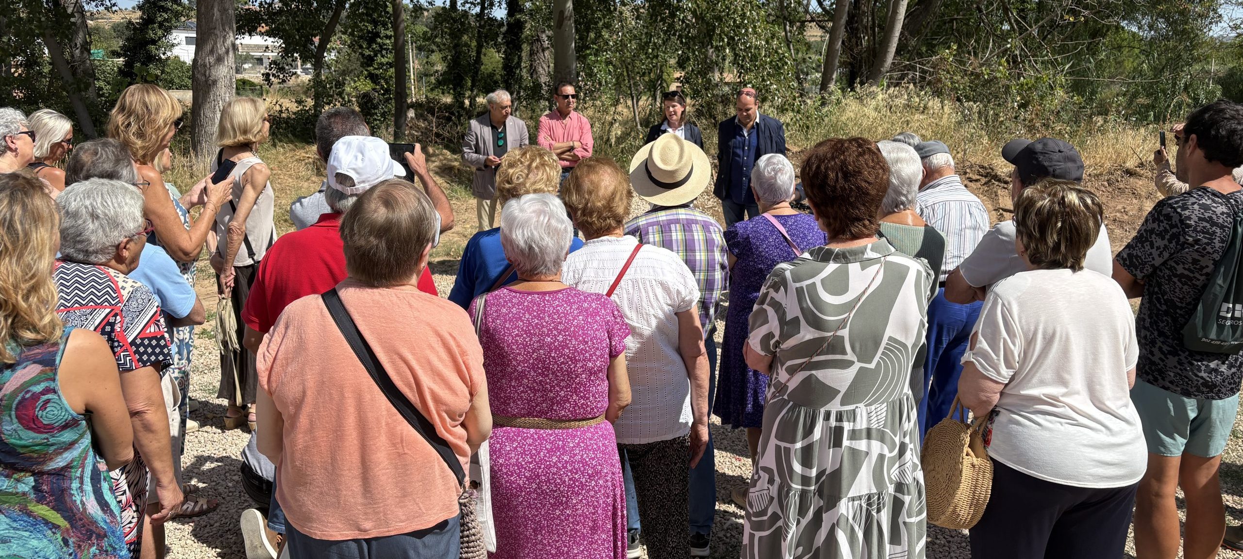 Acto de colocación de la primera piedra del sendero de interpretación de Las Choperas de Oliete./